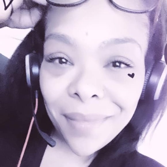 Meet your Posher, Shey (aka, @1modestbeauty) - Picture 2 of 10